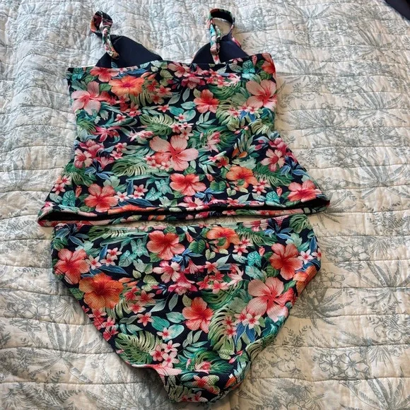 Tommy Bahama twist top SZ L bottoms SZ M Flower 🌺 - Picture 7 of 7